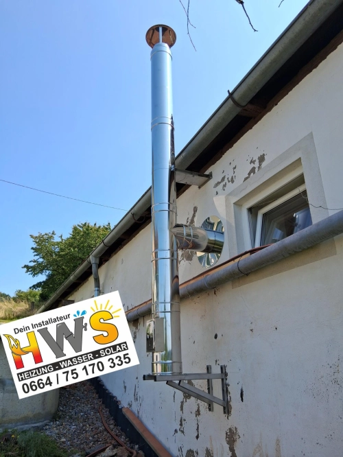 Neu montierter Abgasfang an der Hausfassade