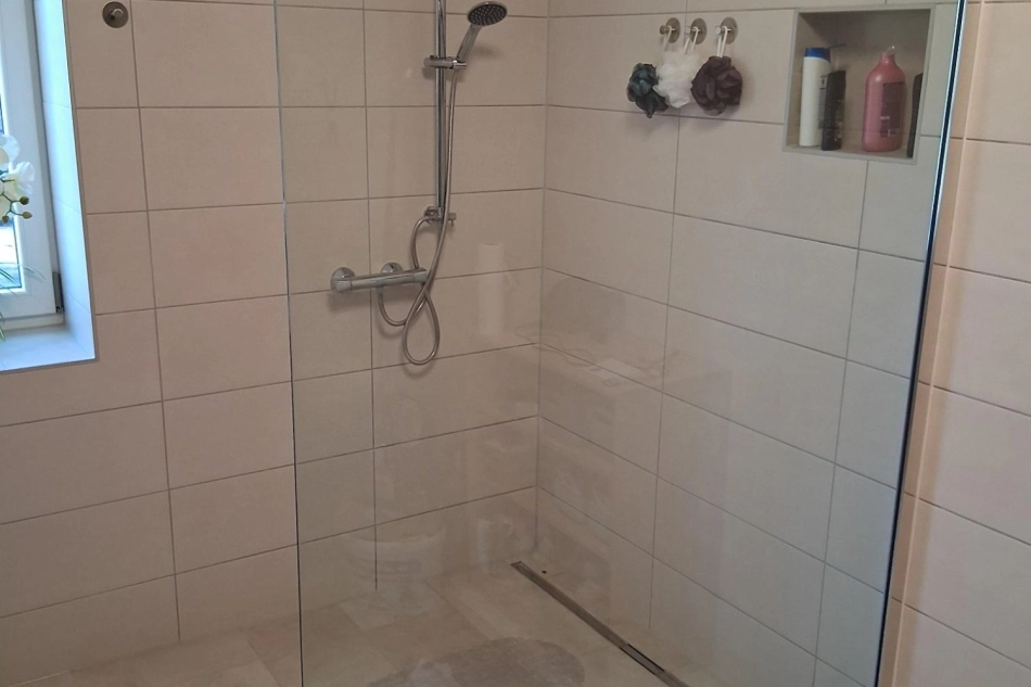 HWS Installationen Bodengleiche Dusche mit Glastrennwand und Regenbrause
