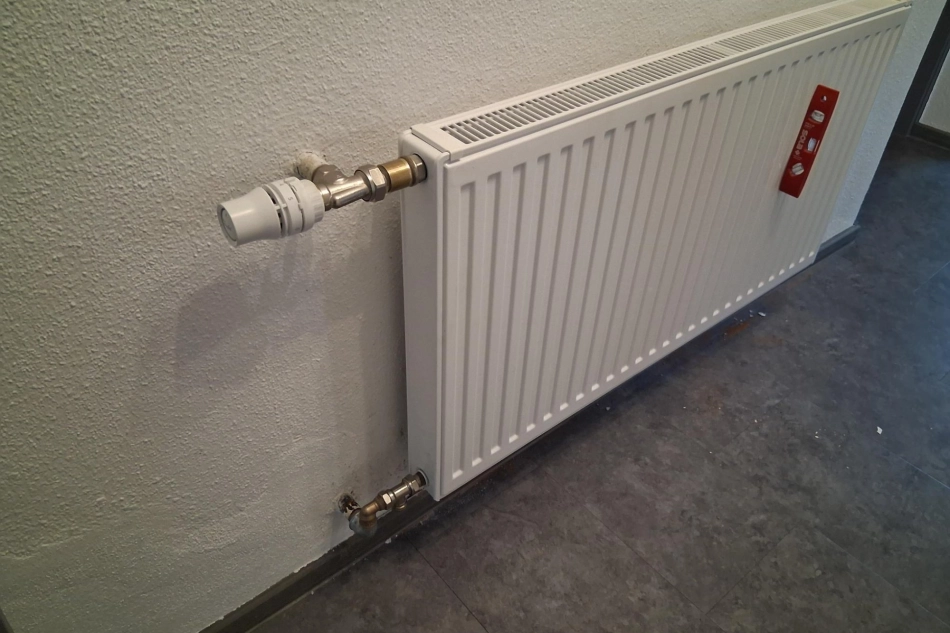 HWS Installationen Montierter Heizkoerper mit Thermostatventil und sauberem Anschluss