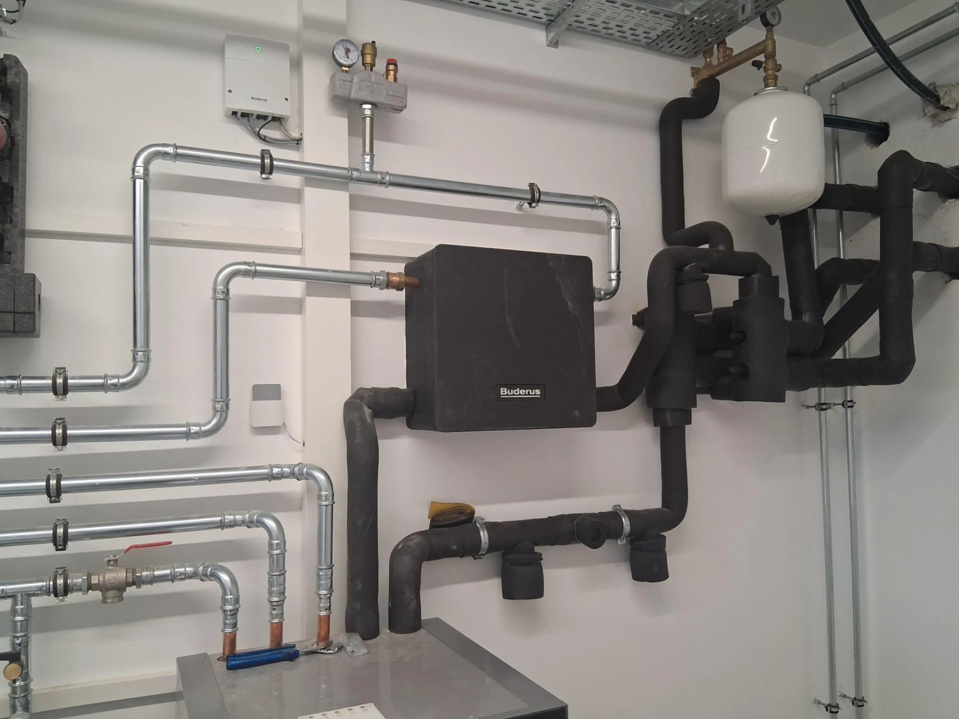 Heiztechnik mit uebersichtlich gefuehrten Leitungen und Ausdehnungsgefaess