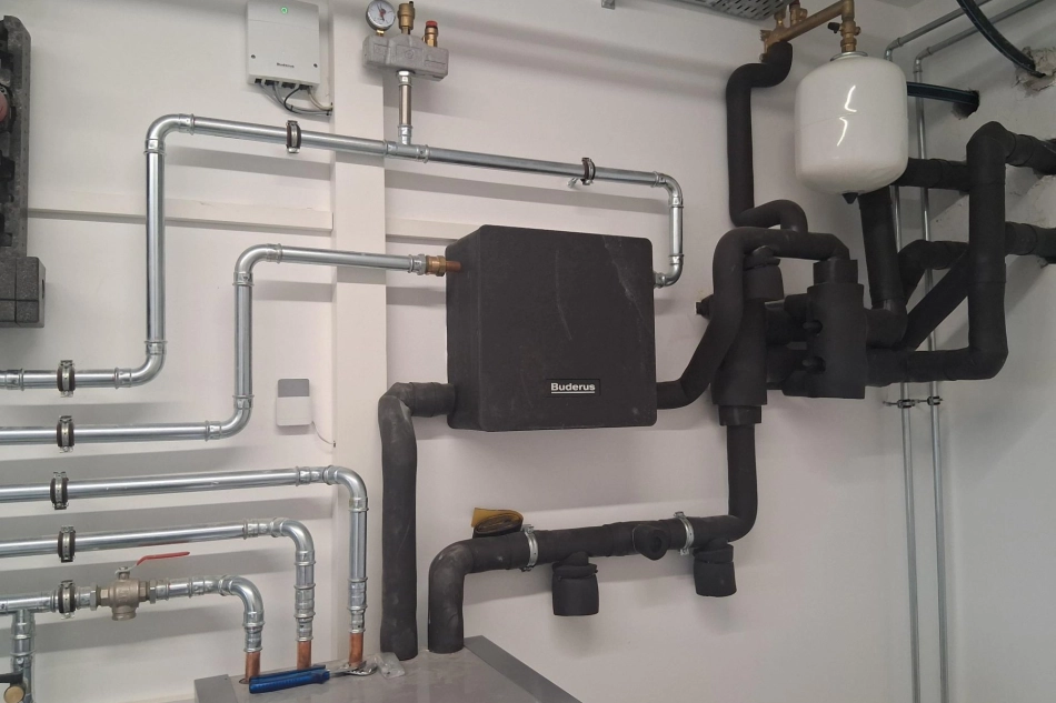 HWS Installationen Heiztechnik mit uebersichtlich gefuehrten Leitungen und Ausdehnungsgefaess