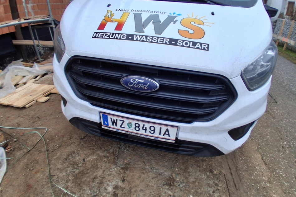 HWS Installationen Firmenfahrzeug von HWS Installationen auf einer Baustelle in der Oststeiermark