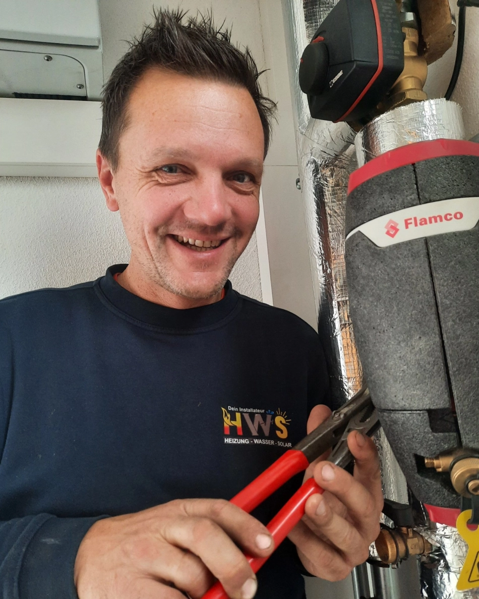 HWS Installationen Martin Wagner-Eichtinger von HWS Installationen bei der Arbeit an einer Heizungsanlage