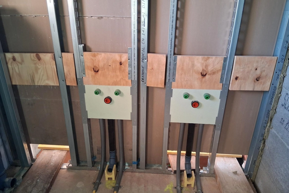 HWS Installationen Sanitaer-Rohinstallation mit vorbereiteten Anschluessen in der Installationswand