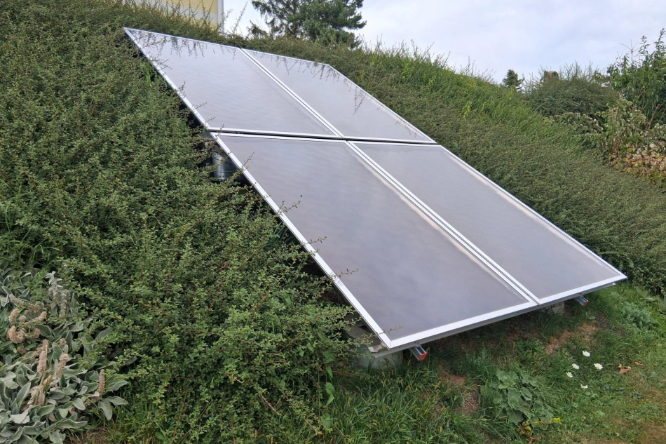HWS Installationen Thermische Solarkollektoren, aufgestaendert neben dem Haus