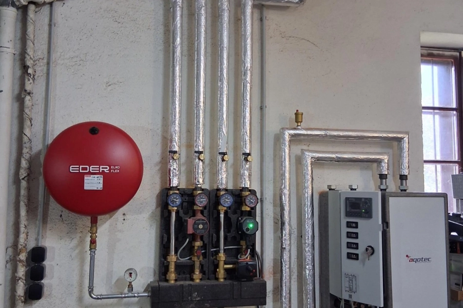 HWS Installationen Technikraum mit Ausdehnungsgefaess, Pumpengruppen und Waermeverteilung