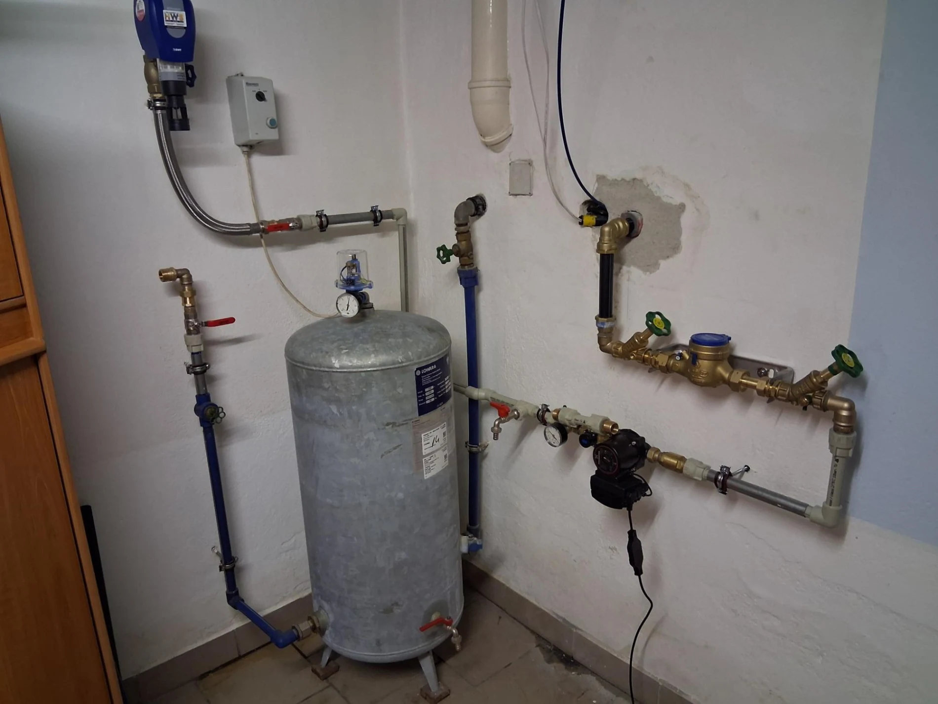 Wasserinstallation mit Druckbehaelter, Wasserzaehler und Absperrarmaturen